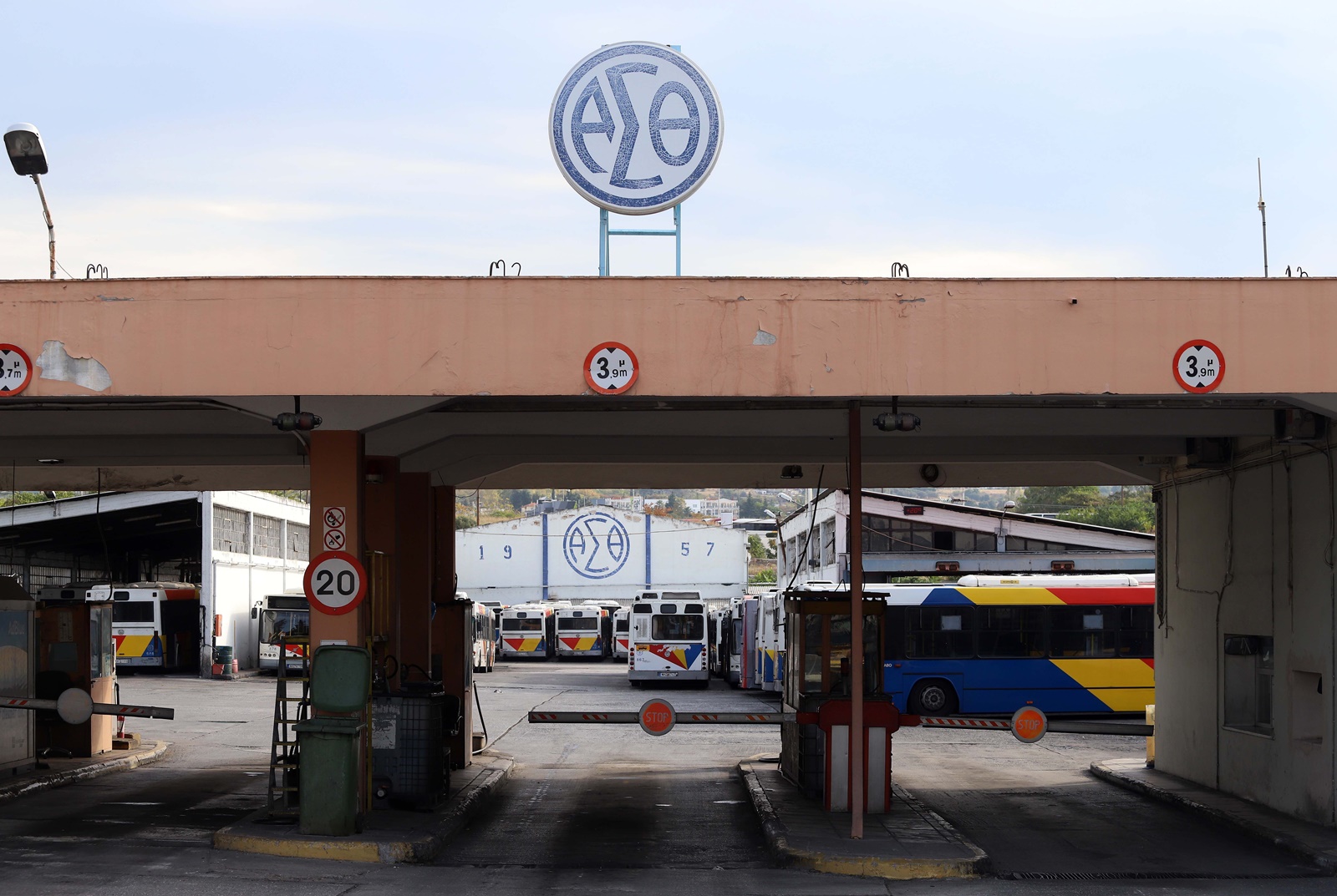 Θεσσαλονίκη: Λιποθύμησε οδηγός του ΟΑΣΘ την ώρα που εκτελούσε δρομολόγιο (φώτο-βίντεο)