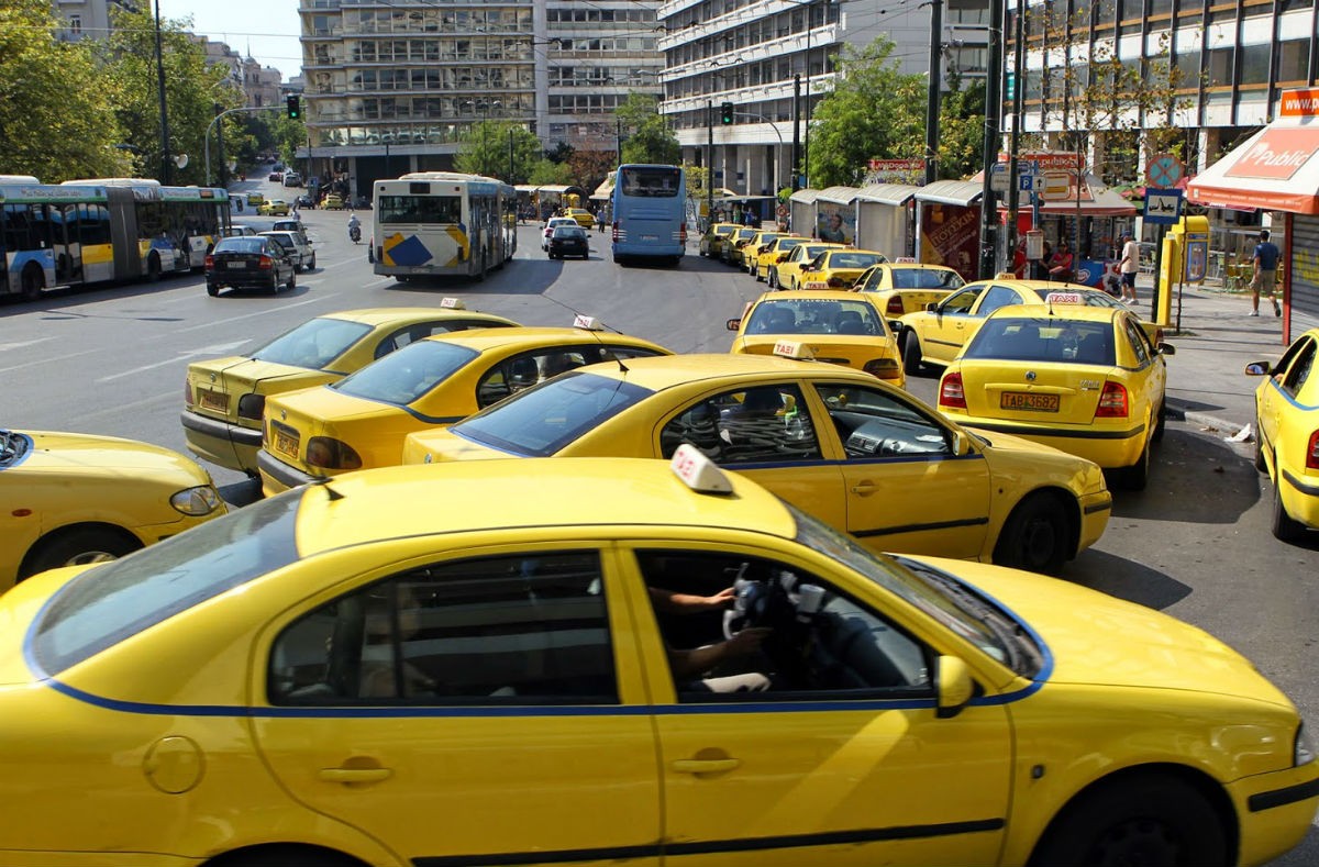 Έχετε αναρωτηθεί; – Γιατί τα ταξί στην Αθήνα έχουν μια μπλε γραμμή;