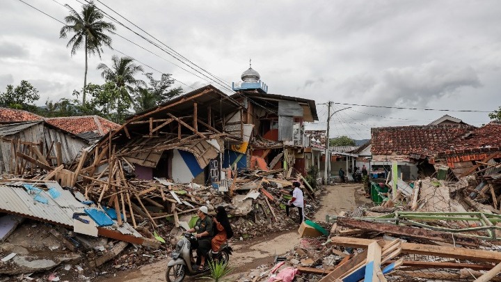 Σεισμός στην Ινδονησία: Στους 321 νεκρούς αυξήθηκε ο απολογισμός των θυμάτων