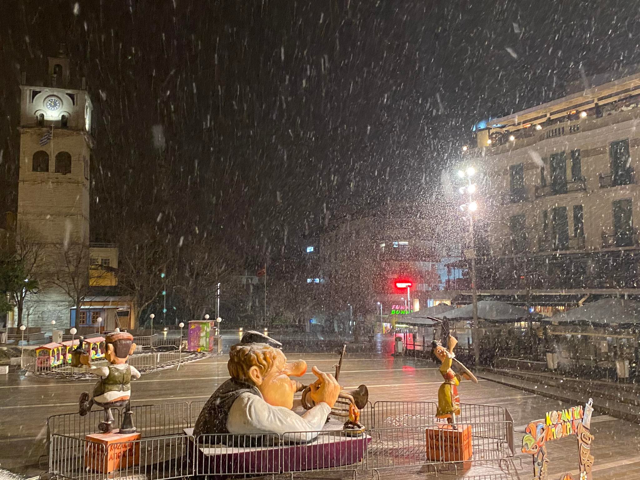Έπεσαν τα πρώτα χιόνια στην Ελλάδα: Χιονόπτωση στο κέντρο της Πτολεμαΐδας και της Κοζάνης