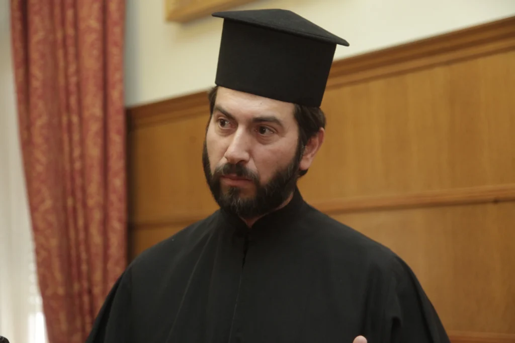 ΜΚΟ «Κιβωτός του Κόσμου»: «Η μητέρα του πατέρα Αντώνιου ζει σε κοτέτσι»