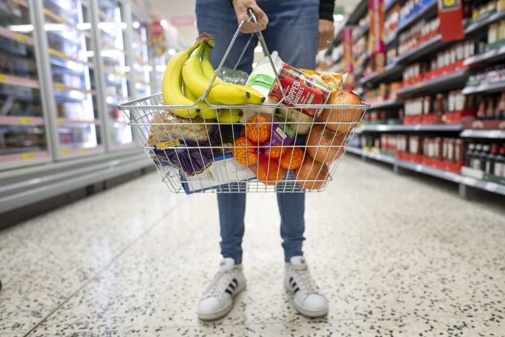 Έρευνα ΙΕΛΚΑ: Το 55% μείωσε τις αγορές σε είδη τροφίμων & το 20% έχει «παγώσει» τις πληρωμές των υποχρεώσεων του