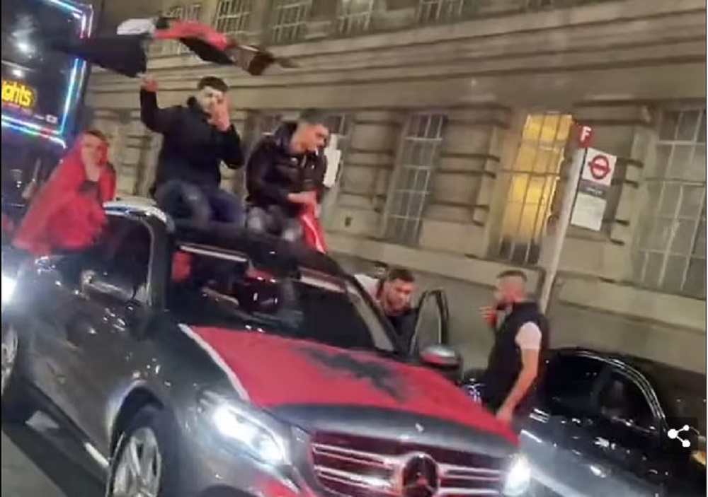 «Χαμός» στο Λονδίνο: Αλβανοί γιόρτασαν την ημέρα Ανεξαρτησίας με… Mercedes και Lamborghini (βίντεο)
