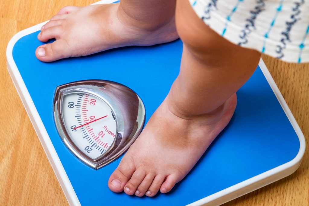Νέα έρευνα: Γιατί τα υπέρβαρα παιδιά έχουν κακές επιδόσεις στο σχολείο