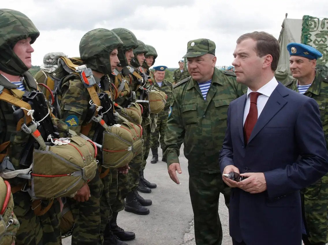 Μεντβέντεφ σε ΝΑΤΟ: «Μην στείλετε Patriot στην Ουκρανία – Θα κτυπήσουμε» – Κίνδυνος γενικής ανάφλεξης