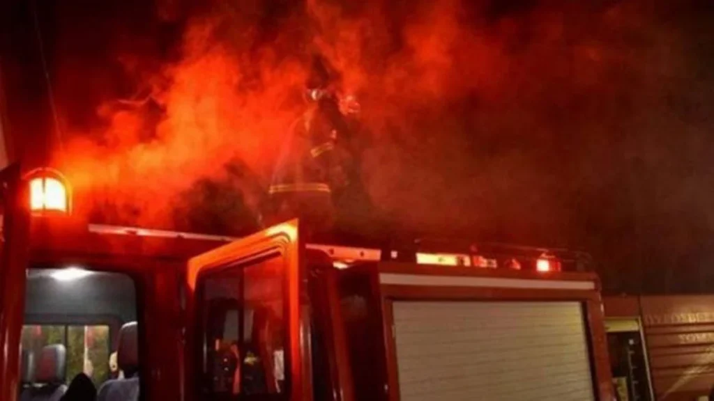 Παλαιό Φάληρο: Φωτιά σε κατάστημα τροφίμων – Επί τόπου δυνάμεις της Πυροσβεστικής