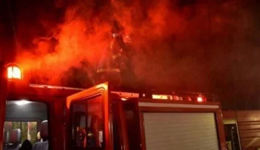 Παλαιό Φάληρο: Φωτιά σε κατάστημα τροφίμων – Επί τόπου δυνάμεις της Πυροσβεστικής