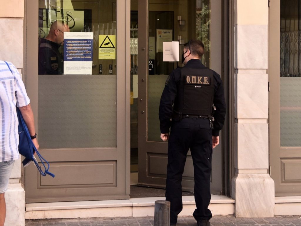 Άγνωστος λήστεψε δύο τράπεζες με… χειροβομβίδα σε Παλαιό Φάληρο και Νέα Σμύρνη (βίντεο)