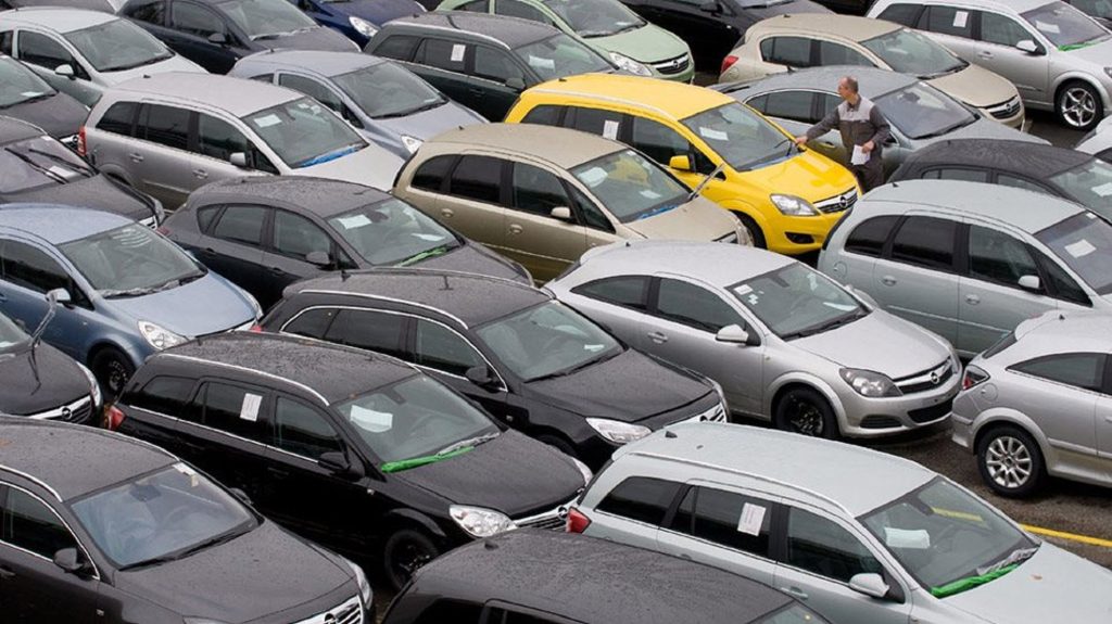 Γερμανία: Έβγαλε στο «σφυρί» εκατοντάδες αυτοκίνητα με τιμή εκκίνησης στο 1 ευρώ