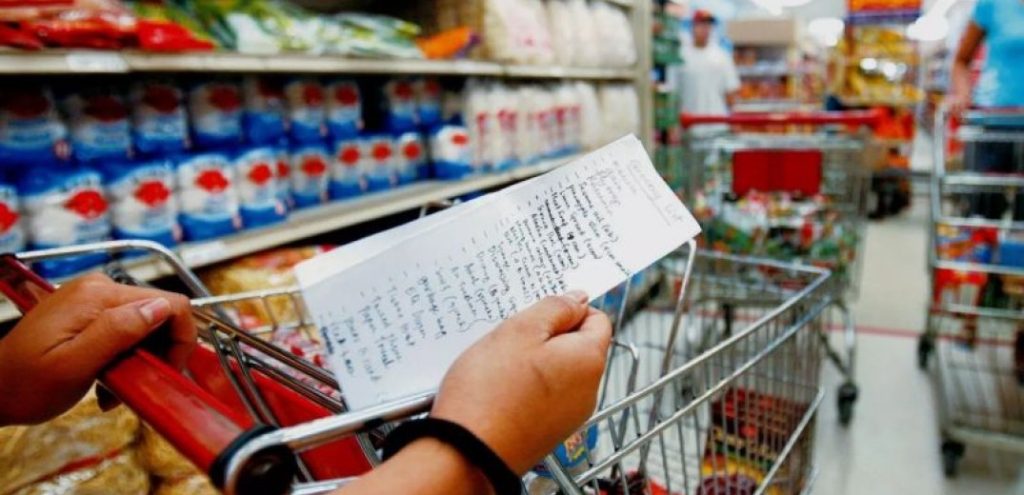 ΙΕΛΚΑ: Ένας στους δύο μειώνει τις αγορές σε βασικά καταναλωτικά είδη