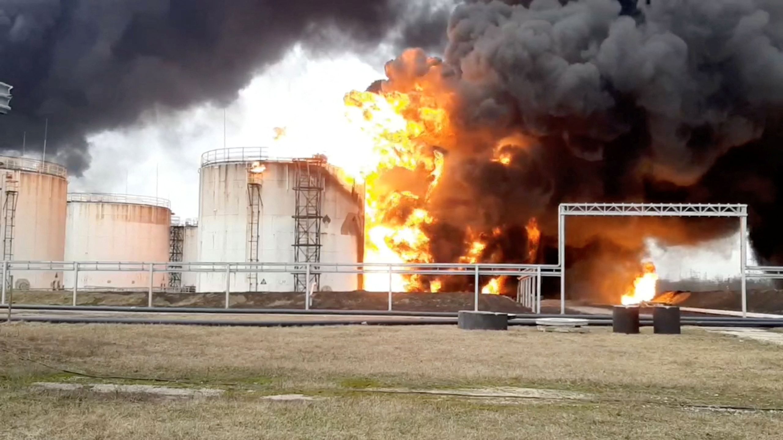 Ουκρανική δολιοφθορά σε δεξαμενές πετρελαίου στις ρωσικές περιοχές του Μπριάνσκ, του Κουρσκ και του Μπέλγκοροντ