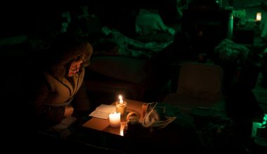Η ώρα του χειμώνα για το Κίεβο: Εννέα νεκροί σε πυρκαγιές από αναμμένα κεριά και γεννήτριες σε σπίτια