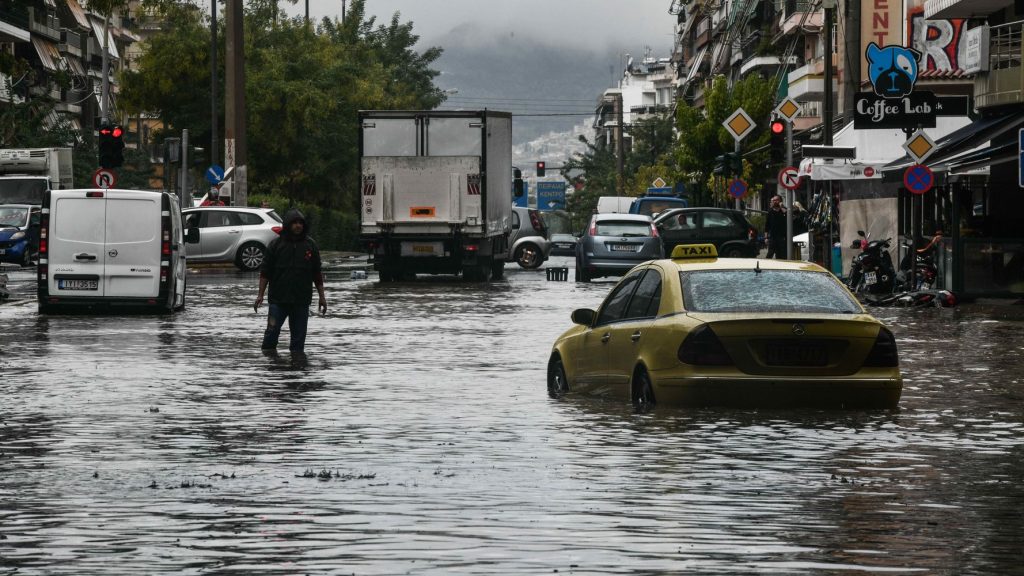 Κακοκαιρία: Έτσι πρέπει να περνάς με το αυτοκίνητό σου μέσα από τα νερά (βίντεο)