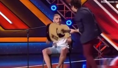 Έμειναν όλοι «κάγκελο»: Κριτής έσπασε κιθάρα διαγωνιζόμενου στο X-Factor (βίντεο)