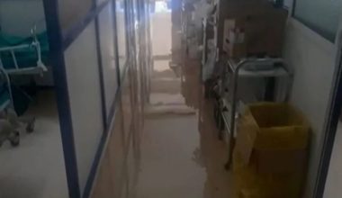 Πλημμύρισε το Κρατικό Νοσοκομείο της Νίκαιας: «Βάρκα» η πτέρυγα Covid – Μεταφέρθηκαν οι ασθενείς (βίντεο)