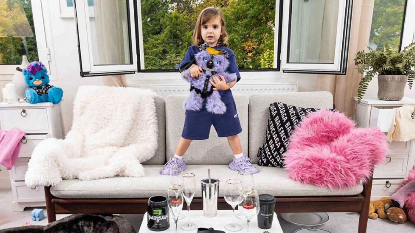 Balenciaga: Καταστρέφουν τα προϊόντα μετά τις διαφημίσεις με τα σαδομαζοχιστικά αρκουδάκια (βίντεο)