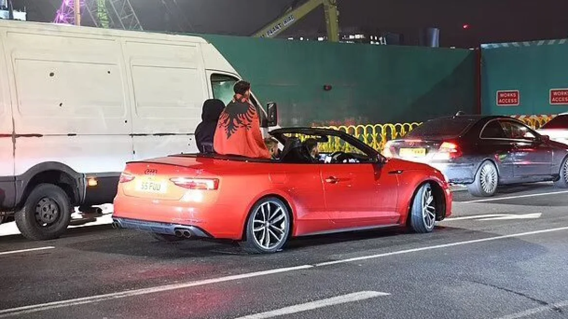 Εκνευρισμός στους  Άγγλους από το χάος που προκάλεσαν οι πανηγυρισμοί των Αλβανών