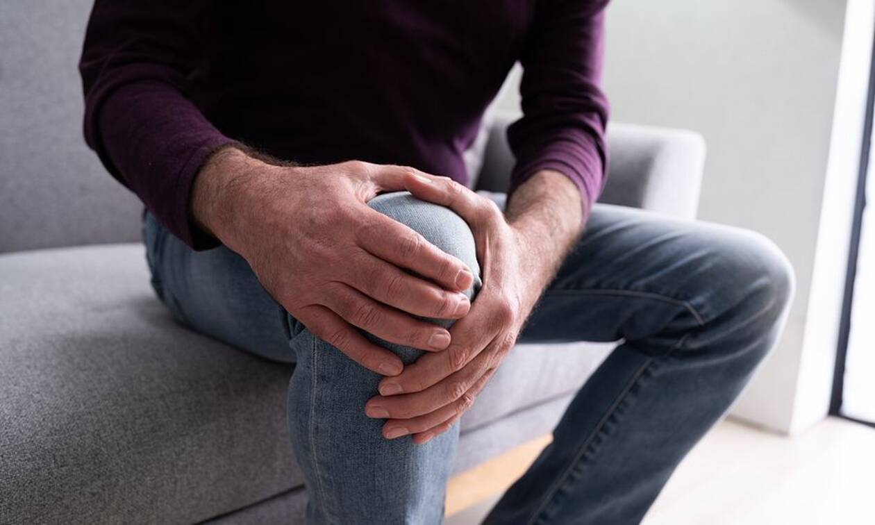 Δείτε τι πρέπει να κάνετε αν οι βροχές και οι αλλαγές του καιρού σας προκαλούν πόνους στις αρθρώσεις