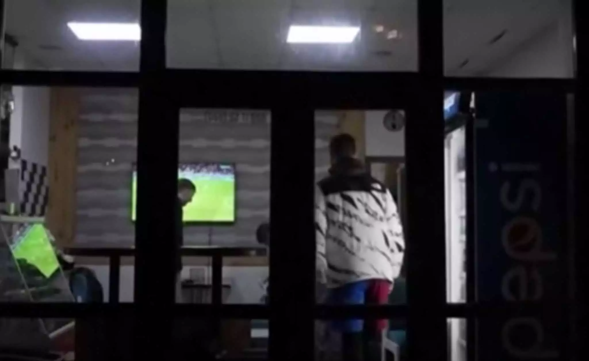 Ουκρανία: «Κλαίγονται» πως δεν έχουν ρεύμα… αλλά έβαλαν γεννήτρια να δουν Μουντιάλ (βίντεο)