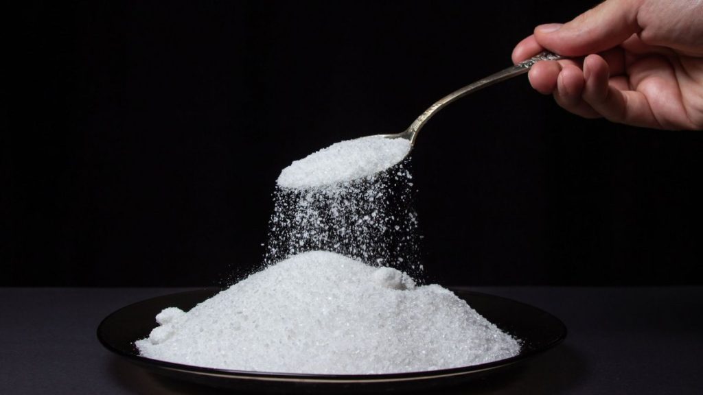 Νέα μελέτη: Το επιπλέον αλάτι στο φαγητό συνδέεται με υψηλότερο κίνδυνο καρδιαγγειακής νόσου