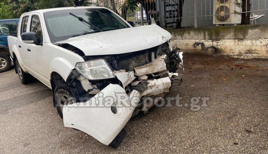 Λαμία: «Τρελή» πορεία αυτοκινήτου – Οδηγός έριξε πινακίδες και «κατεδάφισε» μάντρα σπιτιού (φωτό-βίντεο)