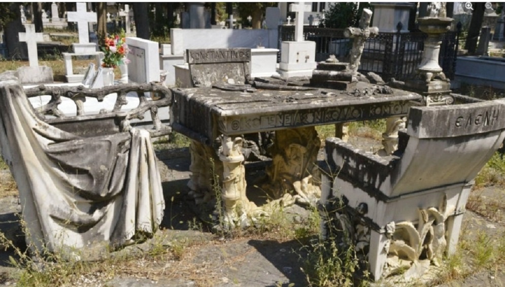 Στον Βόλο βρίσκεται τάφος με … τραπέζι και καρέκλες (φωτό)