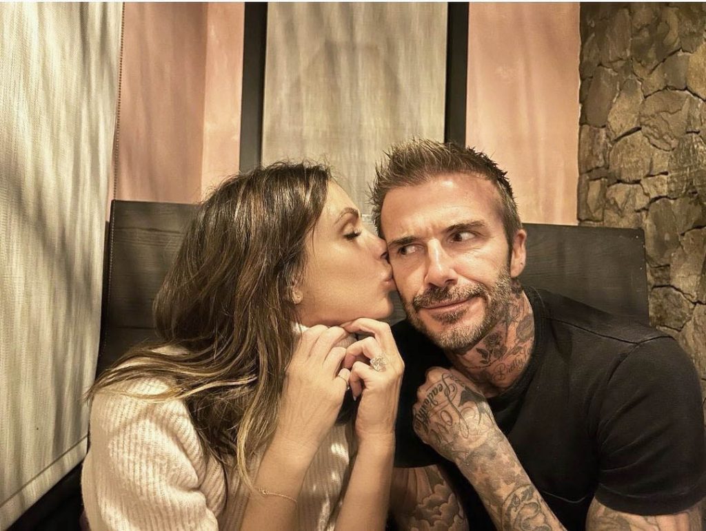 Ο David Beckham σε εορταστική διάθεση τραγουδά το «All I Want For Christmas Is You»