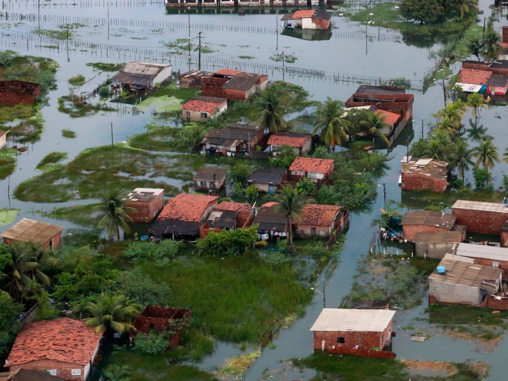 Βραζιλία: Εκατοντάδες εγκλωβισμένοι από τις καταστροφικές πλημμύρες (βίντεο)