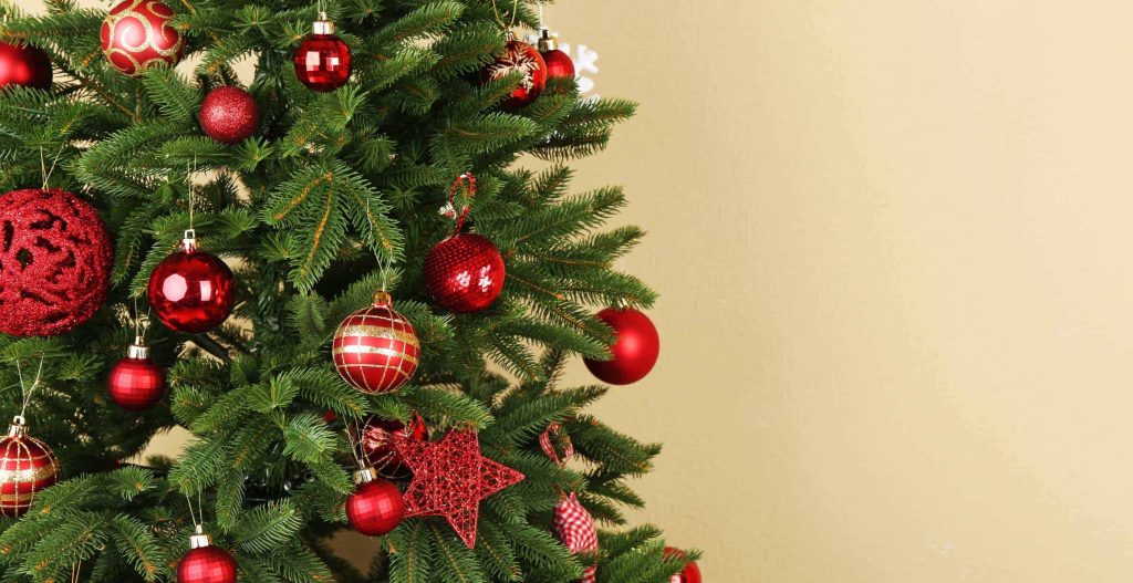Πώς να στολίσετε το πιο chic Χριστουγεννιάτικο δέντρο αυτήν τη χρονιά