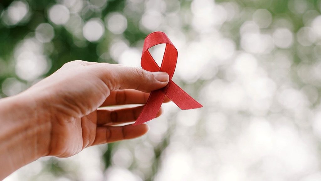 HIV: Τι σημαίνει η κόκκινη κορδέλα που έγινε ένα από τα πιο αναγνωρισμένα σύμβολα παγκοσμίως