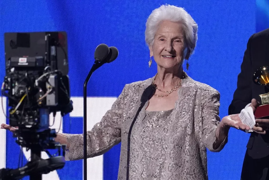 Angela Alvarez: Η 95χρονη που κέρδισε το βραβείο καλύτερου νέου καλλιτέχνη στα φετινά Latin Grammy Awards