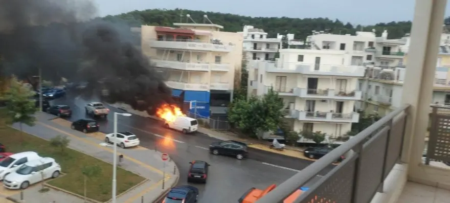 Ρέθυμνο: Φορτηγό τυλίχθηκε στις φλόγες εν κινήσει (βίντεο-φωτο)