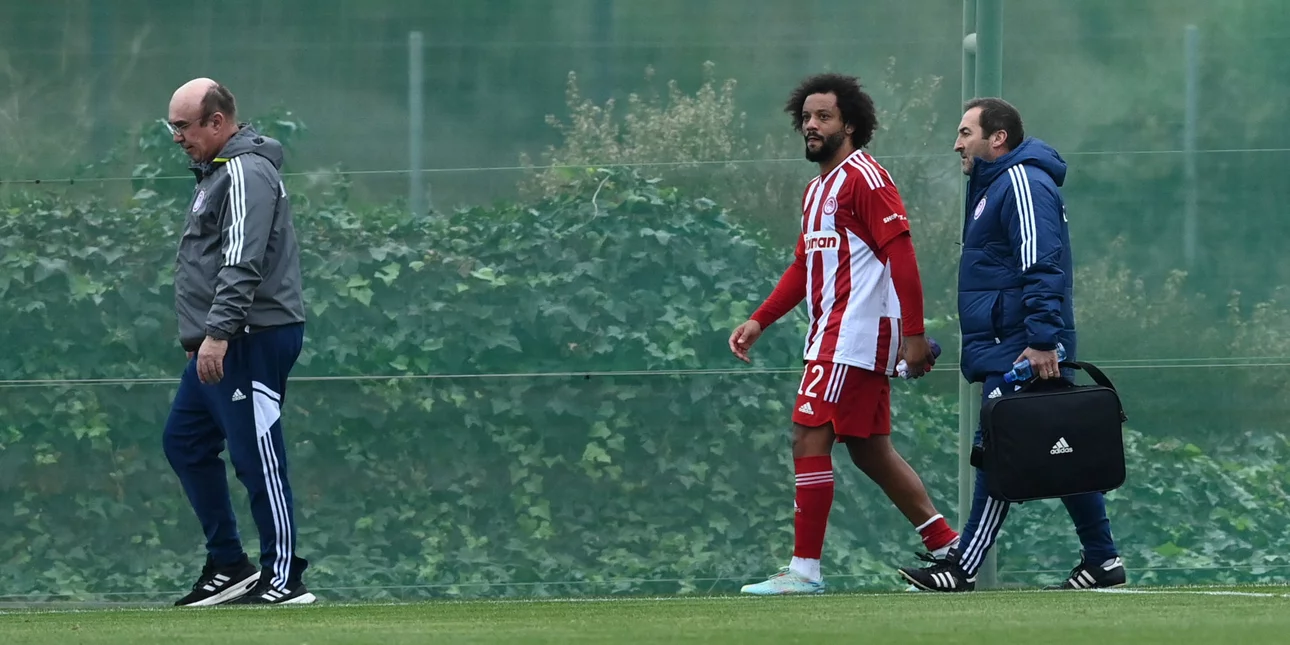 Ολυμπιακός: Ο Μαρσέλο αποχώρησε κουτσαίνοντας από το φιλικό με τη Χάντερσφιλντ