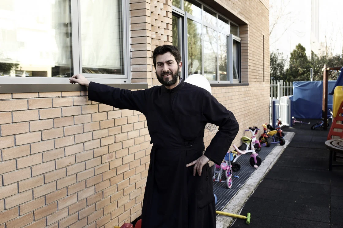 ΜΚΟ «Κιβωτός του Κόσμου»: Ο πάτερ Αντώνιος έβαζε τα παιδιά να του φτιάχνουν τραγούδια που τον… εξυμνούσαν