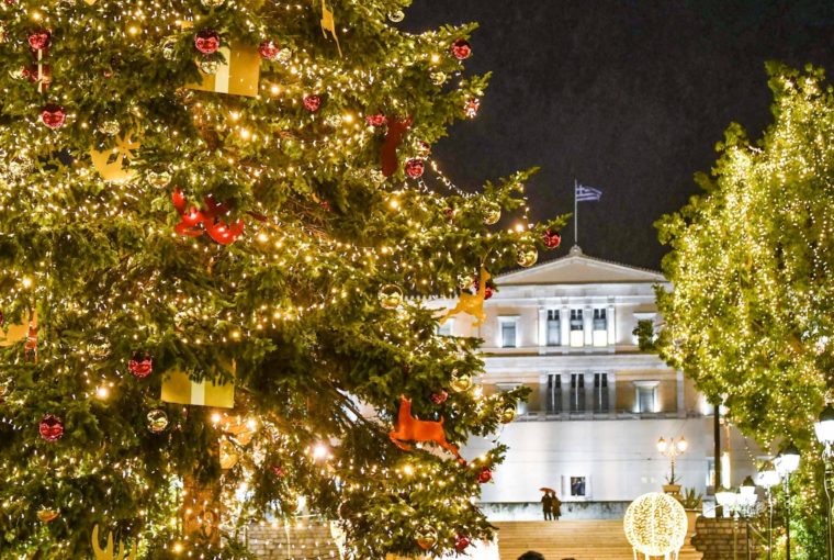 Φωταγώγηση Σύνταγμα: Αντιδράσεις για την κοπή του χριστουγεννιάτικου δέντρου από το Καρπενήσι