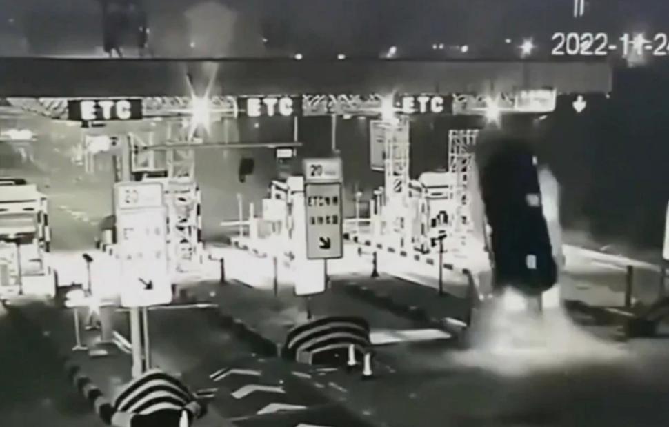 Κίνα: Αυτοκίνητο χτυπά σε σταθμό διοδίων και «πετάει» 15 μέτρα στον αέρα (βίντεο)