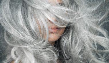 Grey Hair: Η τάση που έγινε viral φέτος και έχει αγαπηθεί από τις γυναίκες όλων των ηλικιών