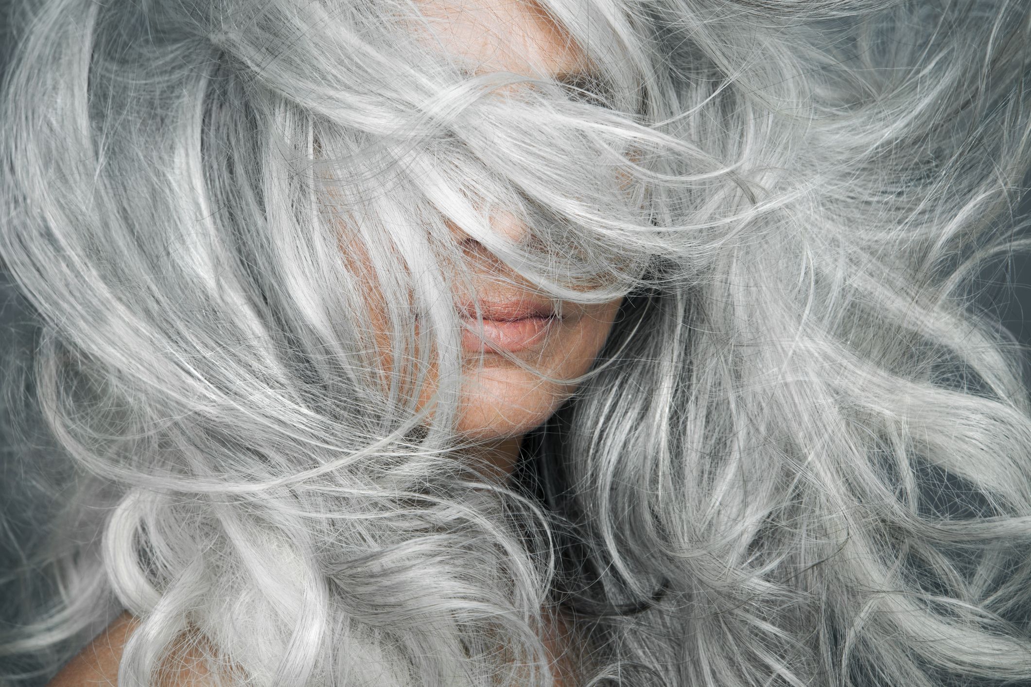 Grey Hair: Η τάση που έγινε viral φέτος και έχει αγαπηθεί από τις γυναίκες όλων των ηλικιών