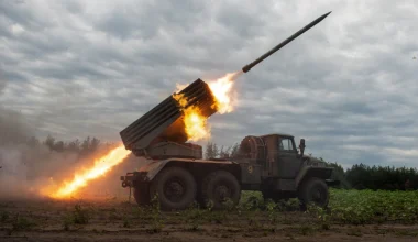 Μπάκχμουτ: Σφυροκόπημα του ρωσικού πυροβολικού κατά των ουκρανικών δυνάμεων