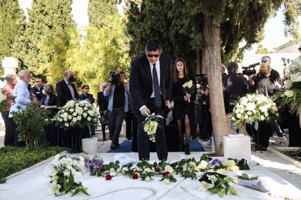 ΜΚΟ «Κιβωτός του Κόσμου»: «Χρυσό» κουτί αξίας 31.000 ευρώ έβαλαν στην κηδεία της Φ.Γεννηματά – Τι λέει ο Α.Τσούνης