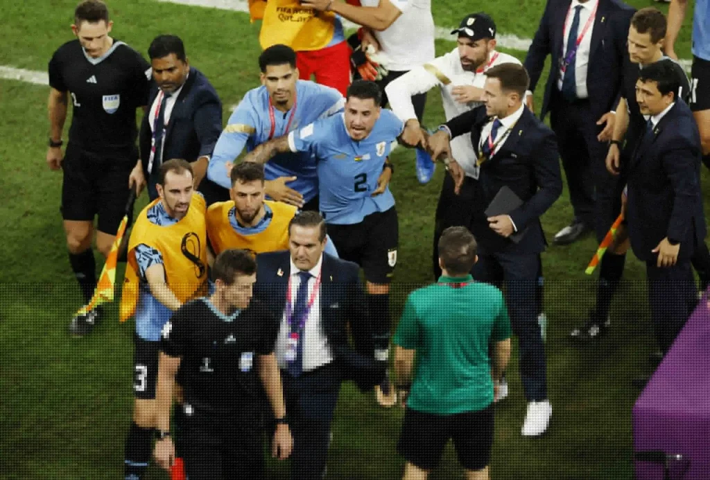 Μουντιάλ: Οι παίκτες της Ουρουγουάης «ξέσπασαν» κατά των διαιτητών μετά τον αποκλεισμό