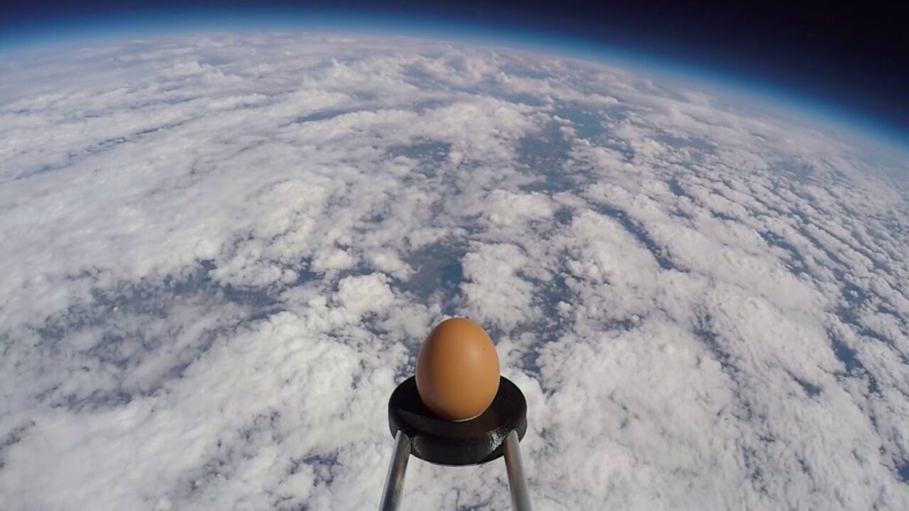 Επικό πείραμα: Έριξαν αυγό από το διάστημα και δεν έσπασε (βίντεο)