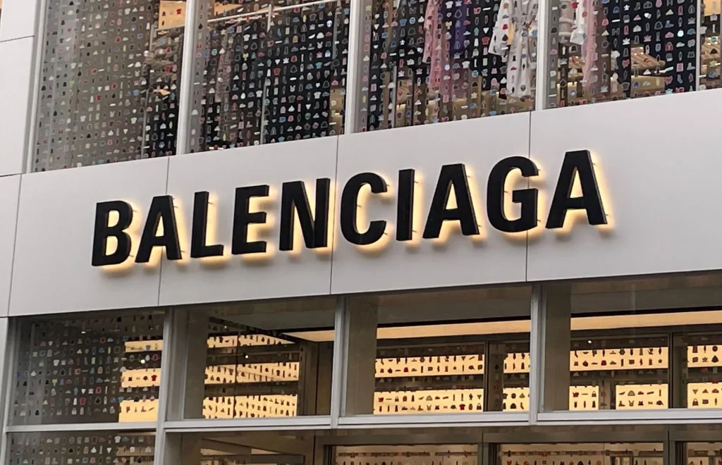 Balenciaga: Απειλές για τη ζωή του δέχεται ο φωτογράφος του οίκου μετά την καμπάνια με τα παιδιά και τα BDSM αξεσουάρ