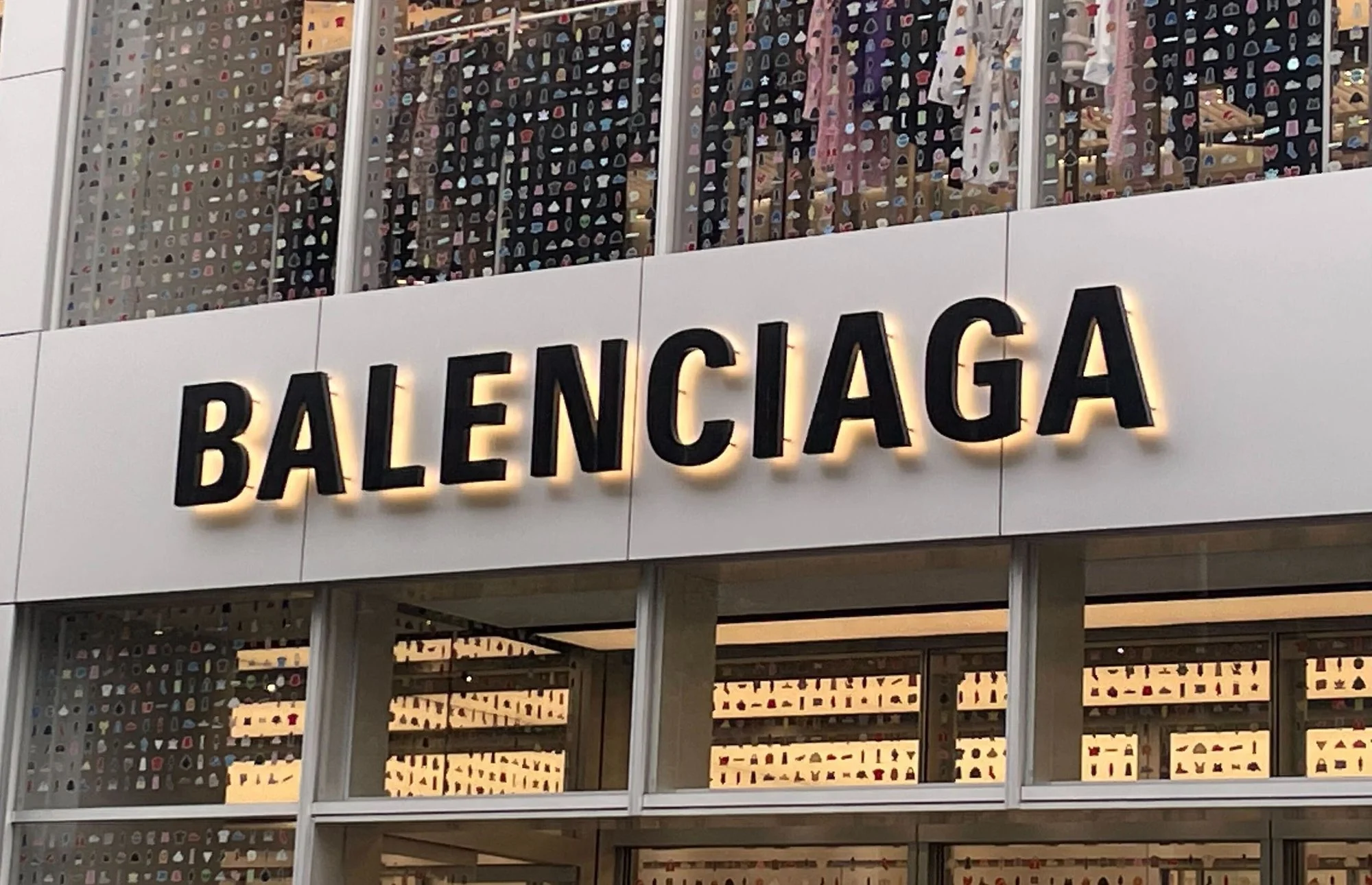 Balenciaga: Ο καλλιτεχνικός δ/ντης ζήτησε συγγνώμη εκ των υστέρων για την καμπάνια με τα παιδιά και τα BDSM αξεσουάρ