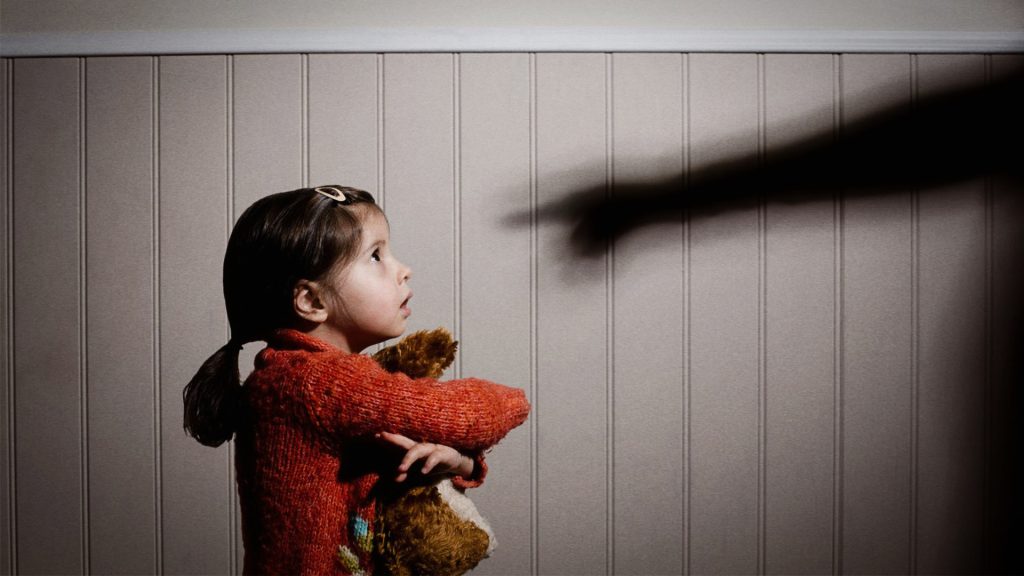 Θεσσαλονίκη: 32χρονη μητέρα βασάνιζε την 8χρονη κόρη της – Την κλείδωνε σε δωμάτιο χωρίς φαγητό και νερό