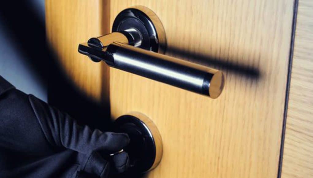 Γλυφάδα: Διέρρηξαν μεζονέτα επιχειρηματία – Πήραν το χρηματοκιβώτιο με 40.000€ και κοσμήματα 100.000€