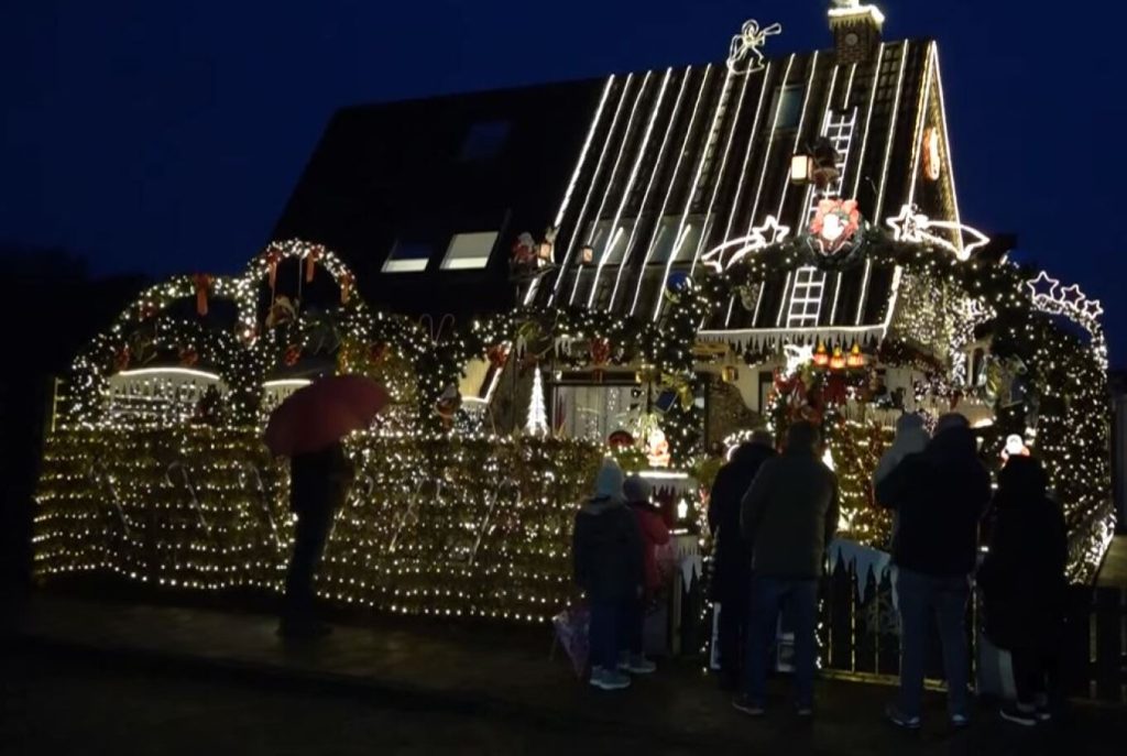 Γερμανία: Ζευγάρι στόλισε το σπίτι του με 60.000 χριστουγεννιάτικα λαμπιόνια και έλαβε… απειλητική επιστολή