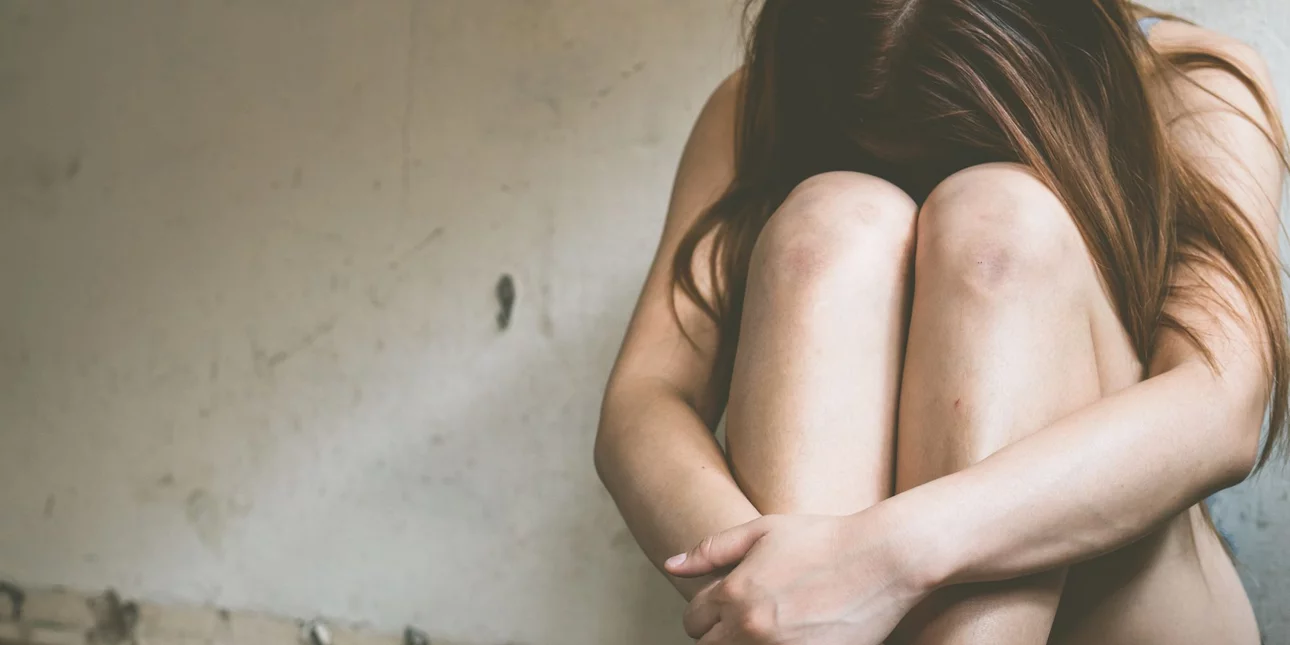 Βιασμοί στα Πετράλωνα: «Ο πατέρας καλούσε άτομα και μας βίαζαν ομαδικά – Νομίζαμε ότι ήταν φυσιολογικό»