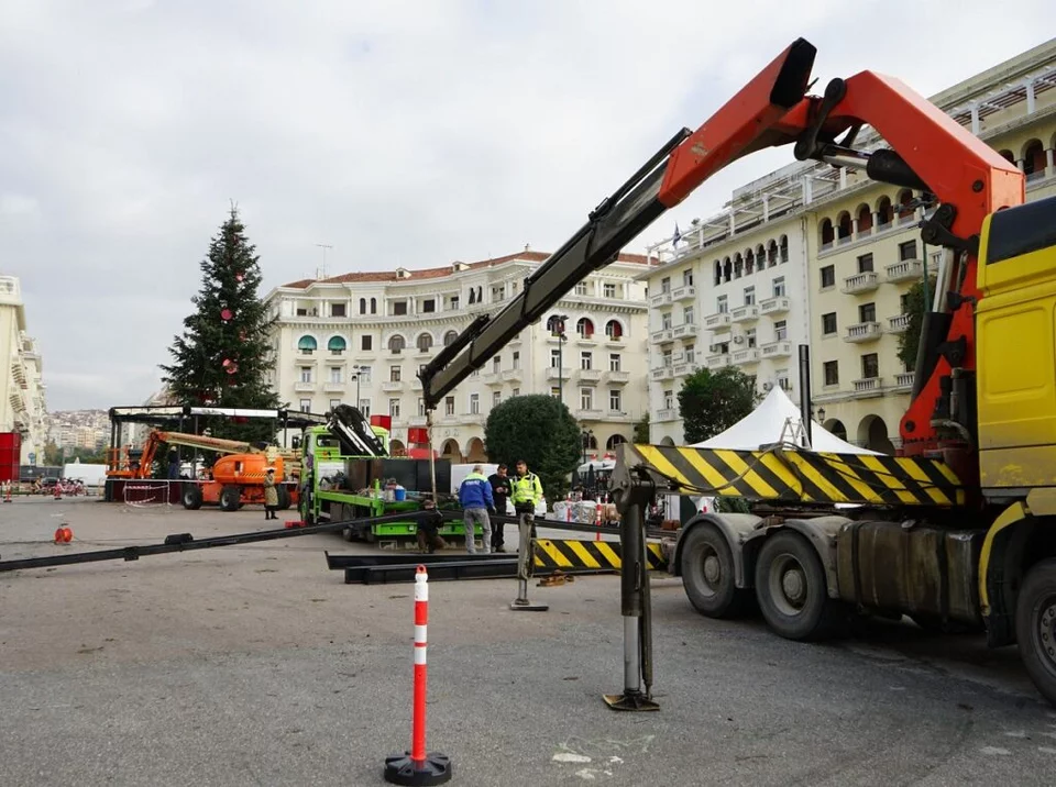 Στήθηκαν 250 έλατα στο κέντρο της Θεσσαλονίκης – Την Τετάρτη (7/12) η φωταγώγηση της πόλης