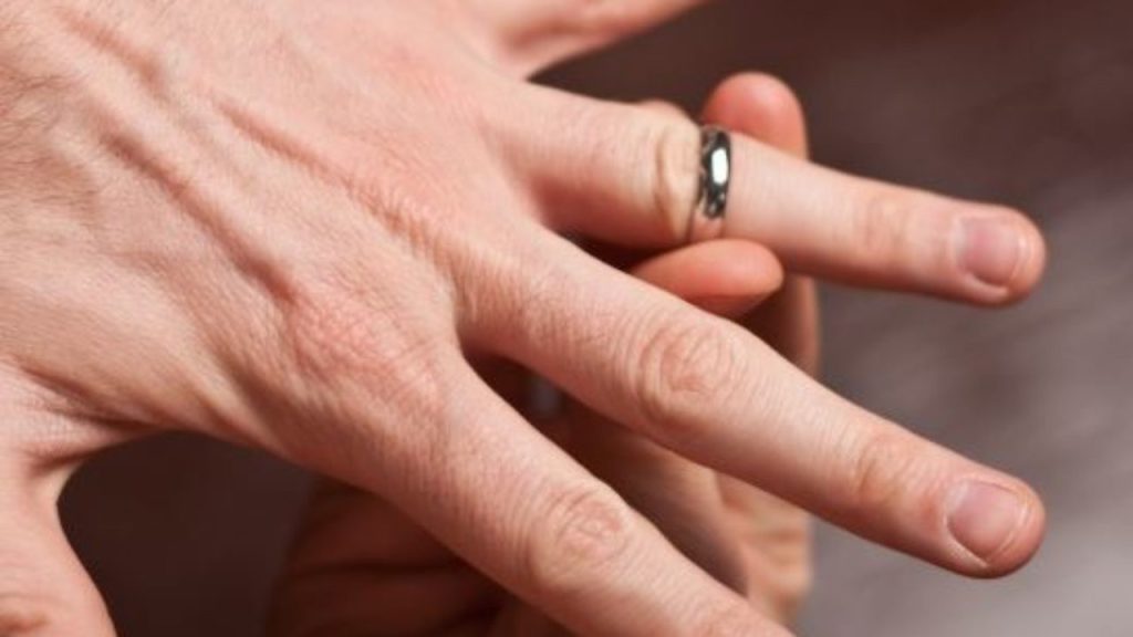 Πρησμένα δάχτυλα: Δέκα αιτίες για πιθανή δακτυλίτιδα